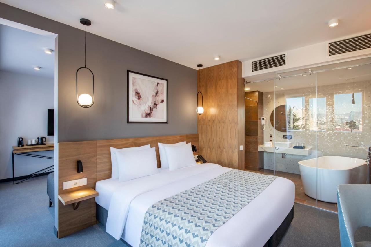 Clocks Hotel Tbilisi Esterno foto